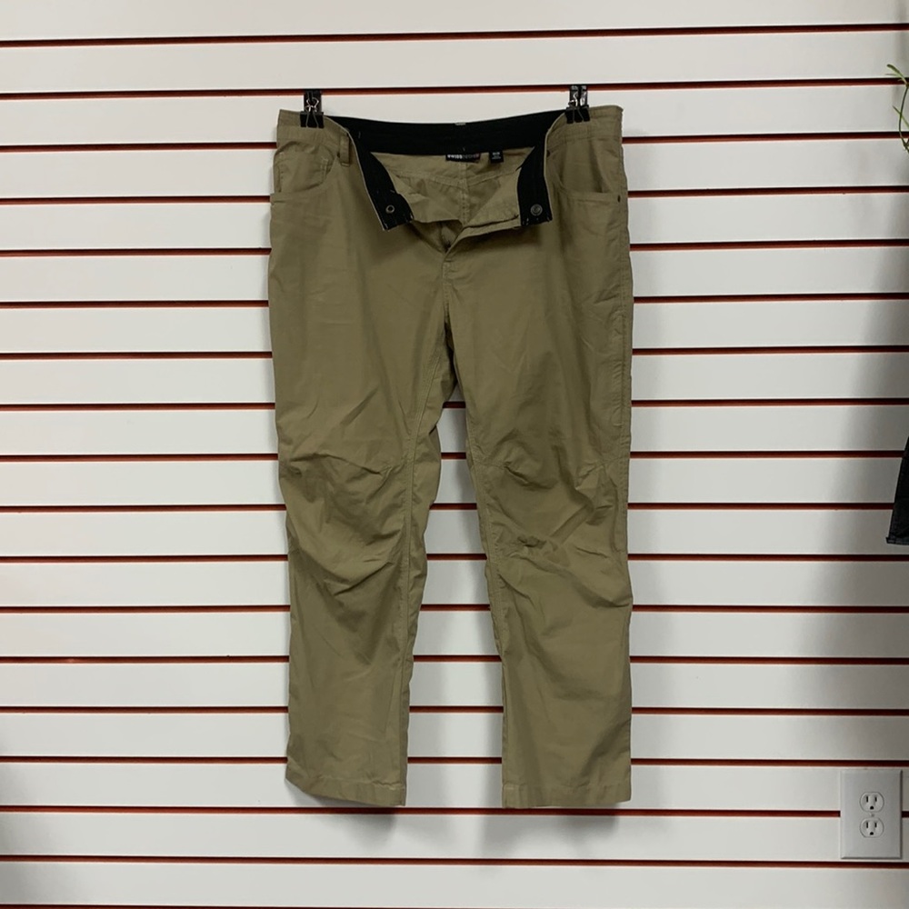 Men’s Swiss tech slats size 38 x 30 tan